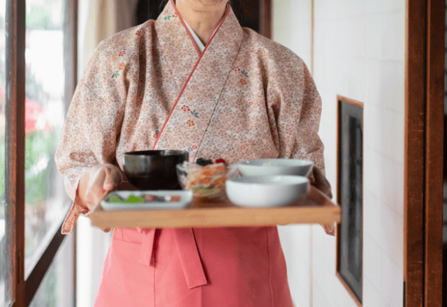 旅行先の宿で…“やたらと離婚歴を聞く”従業員に違和感。だが夜中、廊下で⇒「あの客さ…」その内容にゾッ…