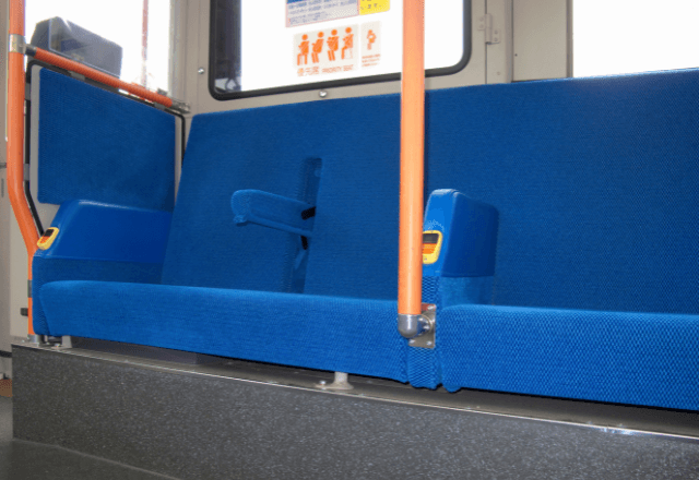 「俺の席だ！」老人を”押しのけて”優先席に座るおじさん。しかし⇒「やめなさい！」”現れた人物”に顔面蒼白！？