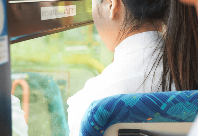 バスで…「ありがとう」と毎日運転手に伝える高校生。数年後、就職先の窓口で⇒「君って…」衝撃の結末に涙…