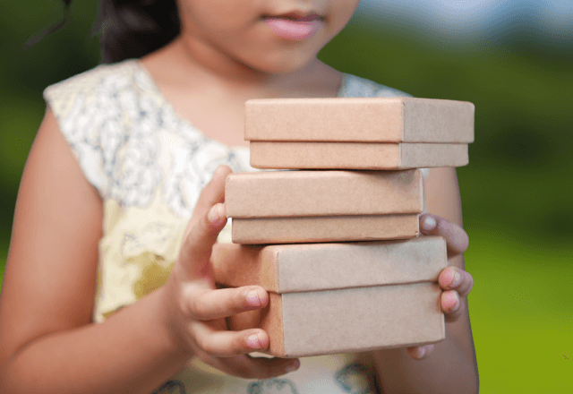 お盆の集まりで…親戚の子どもが突然持ち込んだ箱。皆で覗いた瞬間⇒中身に入っていた【ソレ】に全員絶句…