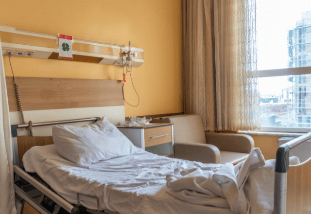 課長「義父の入院くらいで仕事を休むな！」俺「…だそうです。皆さん」直後⇒＜義父の名前＞を知った課長「え」