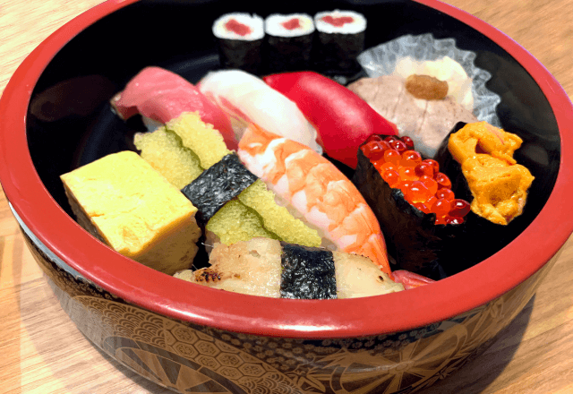 帰省中…義母「奮発したわよ」私にだけ配られた寿司。だが食後⇒ゴミ箱から出てきた【ソレ】に膝から崩れ落ちて…