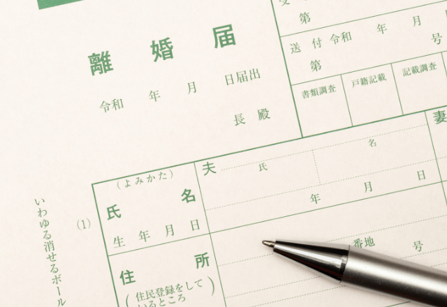 浮気夫「俺に捨てられなくなかったら謝れ（笑）」妻「喜んで離婚します！」⇒お望み通り【離婚届を渡した結果】
