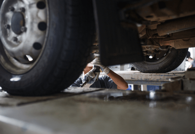 高速で…「ハンドルが重い！」慌ててガソスタに駆け込んだ後日⇒車屋が明かした“恐ろしすぎる原因”に「嘘…」