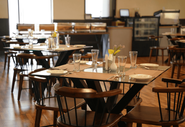 「母親の怠慢だ！」ファミレスで妻を叱責する夫。直後…⇒【隣の女性】が放った痛烈な一言に夫が震え上がる！