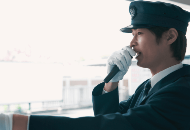 『いつ動くんだよ！』電車遅延で駅員に激怒する男性。直後⇒老人「あのね…」その一言に空気が一変して―！？