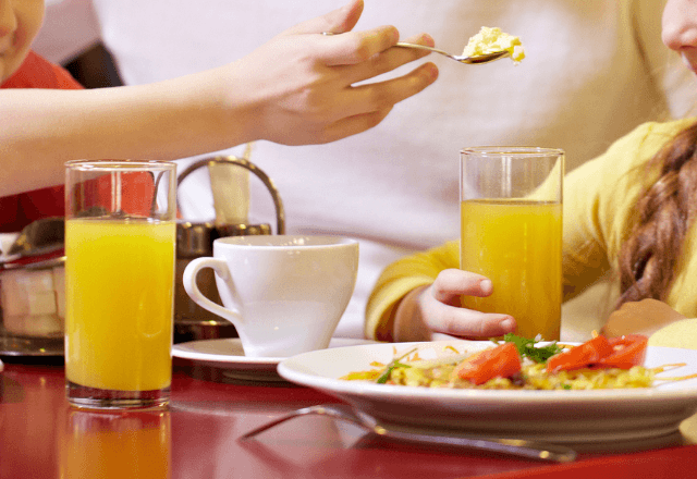 ファミレスで…走り回る子どもがぶつかり料理が台無しに。直後⇒親が放った【信じられない一言】に店内絶句…！？