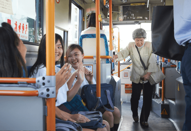 バスで…「通路に荷物を置かないで下さい。お客様が通れません」アナウンスで注意した直後⇒乗客の態度に「はぁ？」