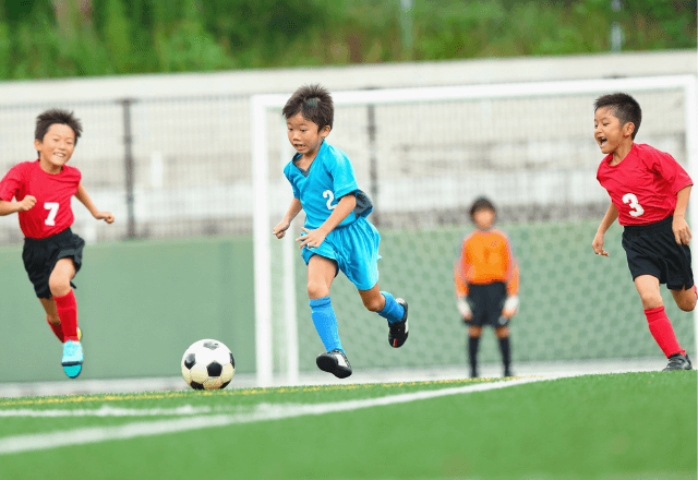サッカー教室はいつから？選び方や費用、保護者の負担を解説