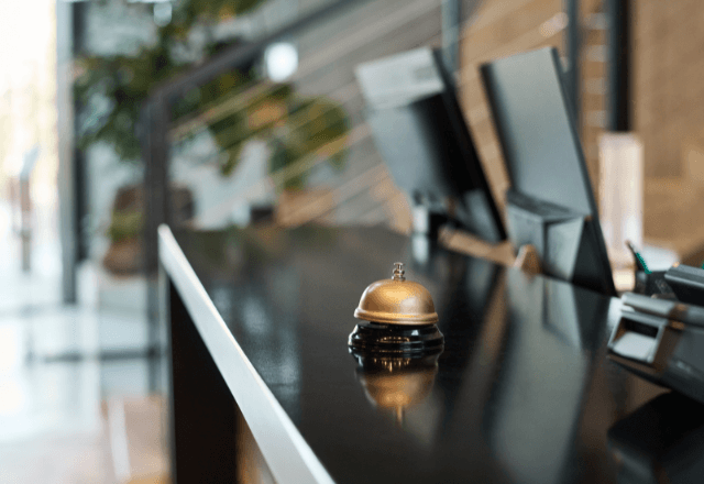 客「前日ですがキャンセルを…」特例で対応した翌日⇒ホテルに届いた【豪華過ぎるお礼】にスタッフ大歓喜！？