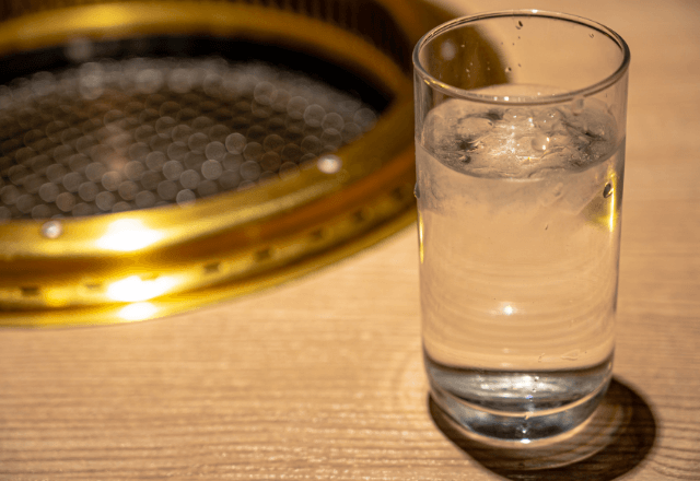 焼肉屋で…私「そろそろ帰る？」友人「うん」席を立った直後⇒「オイ！」男性客が網に突っ込んできてー！？