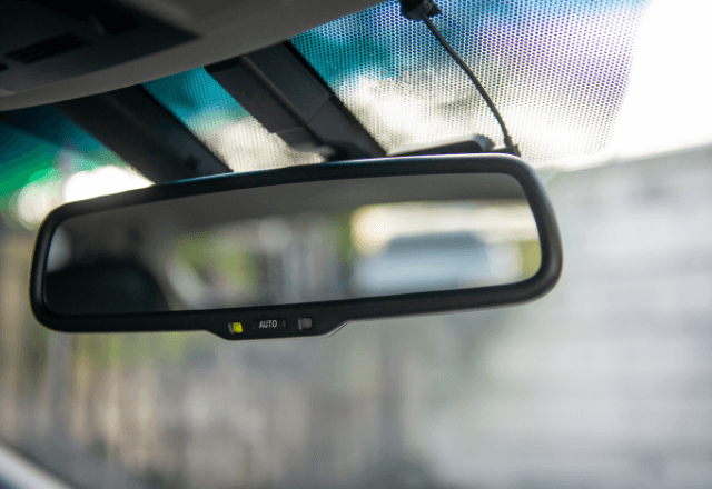 帰宅中…道を譲ってくれた親切な車。感謝して追い越した瞬間⇒ミラー越しに見えた【運転手の行動】に戦慄…