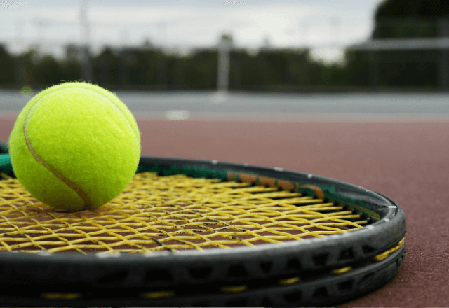 部活中…校長先生の頭にボールが直撃。謝れず避けた数ヶ月後⇒「君に渡したくて…」先生が家に来た理由に涙…