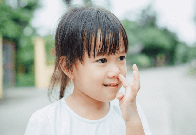 「子どもがいつも鼻をほじる…」と悩むあなたへ｜保育士が教える、鼻ほじりを自然にやめさせる方法