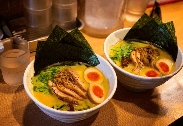 ラーメン屋で…『うま～！』食べている最中、隣の男性客に声をかけられ⇒直後、店員が取った行動に拍手喝采！