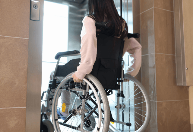 スーパーで…「歩けよ、恥ずかしい（笑）」車椅子の妻を置き去りにした結果⇒“ある人物”の一言に夫「え…」