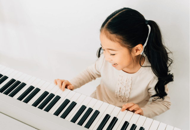 ピアノは何歳から？子どもの力を伸ばす始めどきと続け方のポイント
