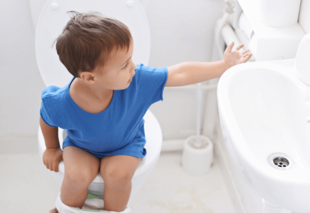男の子のトイレトレーニング！準備アイテムや疑問・コツを解説