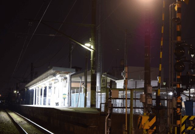 夜の無人駅で…すれ違った外国人が踵を返しこちらへ。逃げようとした直後⇒“手渡されたソレ”に「嘘でしょ…」