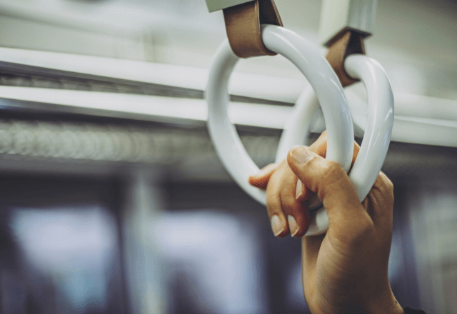 電車で…吊革に掴まる乗客が、目の前の男性を“パチン！”。直後⇒目覚めた男性の【まさかの行動】に「嘘！？」