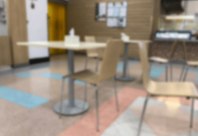 フードコートで…空席を探す家族に席を譲った私。帰り際⇒歩み寄って来た【母親の行動】に胸が熱くなり…