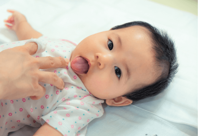 止まらない赤ちゃんのしゃっくり、原因と対処法は？