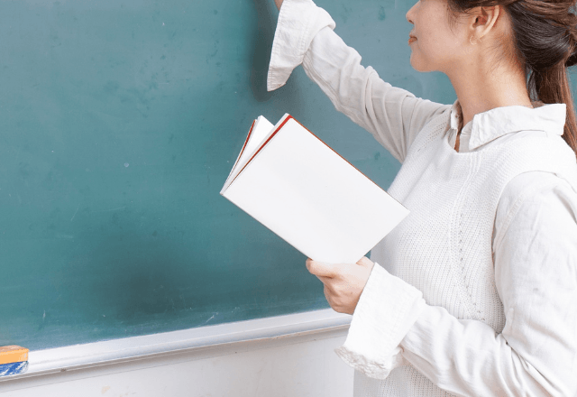 入学式で…新任教師「終わった…」ステージで派手に転倒。絶望の直後⇒新入生が見せた【まさかの反応】に救われて―！？