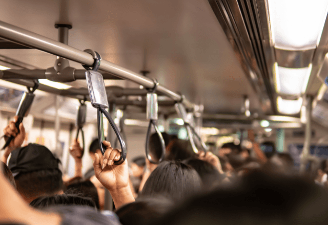 満員電車で…『押しつぶされそうな子ども』を庇い転びそうな私。直後⇒周囲がとった【まさかの行動】に涙…