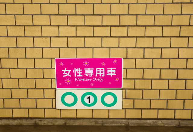 「人として終わってますね！」女性専用車両で乗客同士が口論。険悪な雰囲気の中⇒1人の女性が立ち上がり―！？