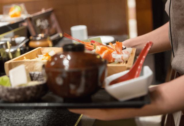 旅行中の飲食店で…店員「お料理、後ろから失礼します」私「はい」直後⇒“ジュッ！”耳を疑う音がして―！？