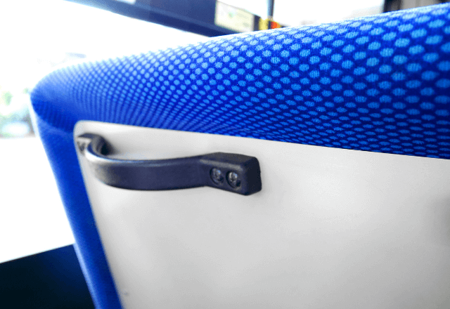 バスで…不採用通知を見て絶望する乗客。直後⇒「兄ちゃん…」隣の年配男性が放った【一言】に乗客涙…