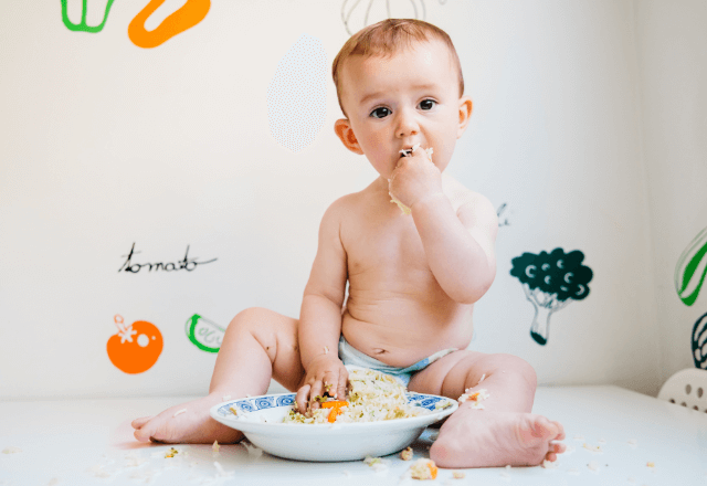 手づかみ食べを楽しむコツ！食べこぼし対策から医師相談までおやこで快適なときを