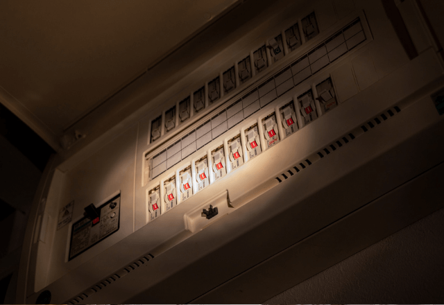 帰省中…私「あ、停電した」父「すぐ直す」だがブレーカーを見た直後⇒父「車出せ！」即実家を出たワケ…