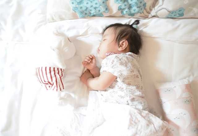 毎日の寝かしつけがスムーズに！1歳児の安眠のコツとおすすめグッズ