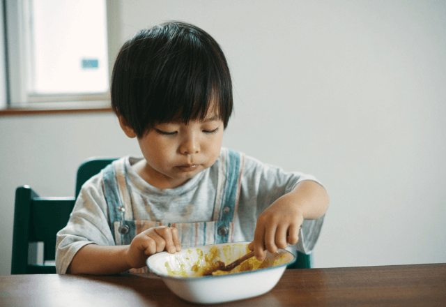 失敗しない！子どもの食べこぼしを防ぐ「こすらない」応急処置術