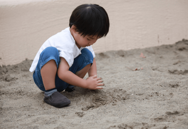 「うちの子お友だちの輪に入れなくて…」と悩む前に。保育士が伝えたい、輪に入らない子の心理と対応