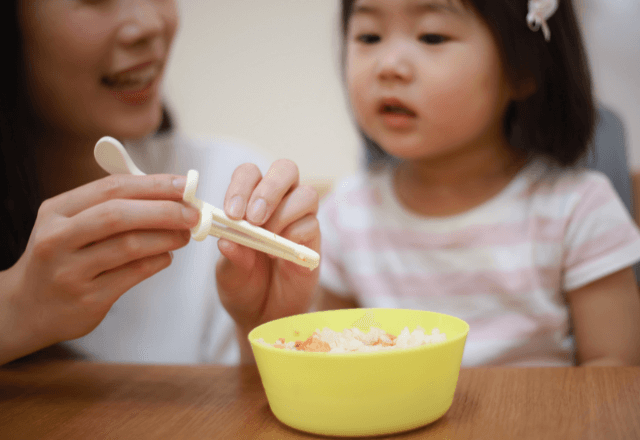 箸の持ち方、どう教える？正しい持ち方が身につくコツ