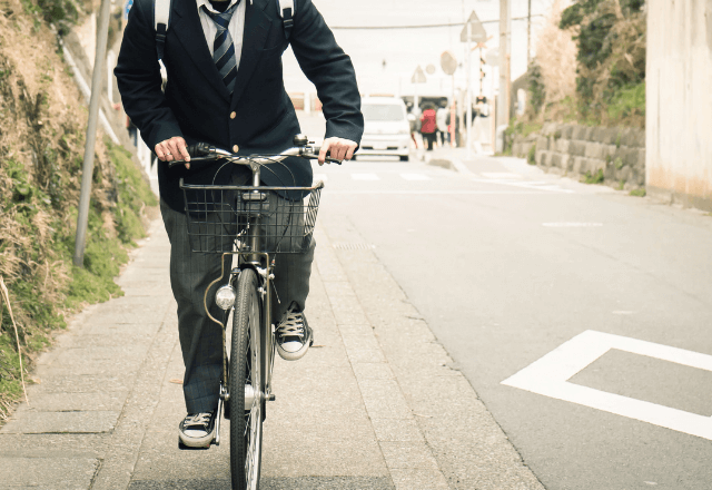 電車で…男に絡まれる女性を助けた高校生。1年後、進学先で⇒先輩「友達が以前ね…」その【噂の内容】に涙…