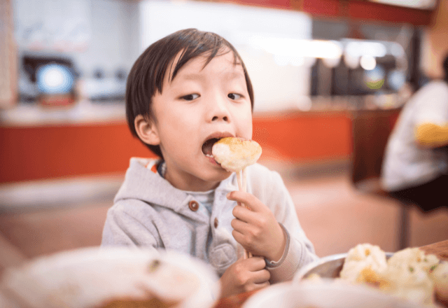 握り箸はマナー違反？子どもの箸の持ち方を優しく直すコツと練習法