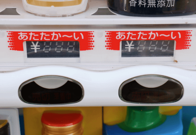 自販機前で…「お金落としたの？私たちが取るよ！」老人を助けた幼い兄妹。直後⇒老人の【粋な恩返し】に涙…