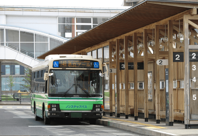 「待って！」忘れ物を追ってバスまで全力疾走。運転手に追いついた直後⇒「これ？」手渡された物に「え？」