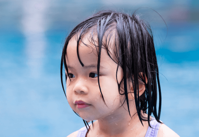 プールで…「あの子、水着じゃなくて普段着で泳いでますよ」監視員に伝えた結果⇒現れた“母親の行動”に絶句…