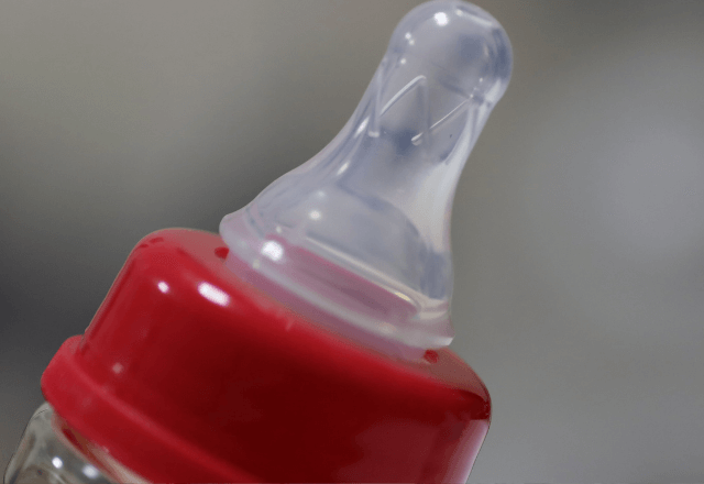 夫「俺がミルクあげる」私「お願い」だが息子を抱いた瞬間⇒「うるせぇ！」“哺乳瓶を投げつけて“―？！