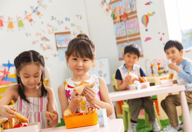 幼児が喜ぶ！選び方から詰め方まで、彩り豊かなお弁当作りのコツ