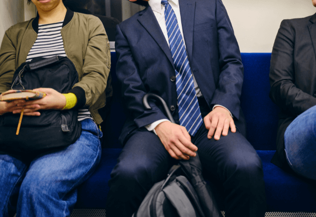 電車で…立ち眩みを起こした乗客に「あんた、もしかして…」と男性が怒鳴り始めて“車内騒然”！？