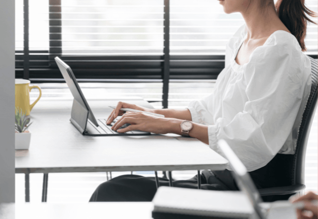 職場で…新人が【1時間以上】行方不明！？心配して探した結果⇒トイレから現れた【衝撃的な姿】に絶句…