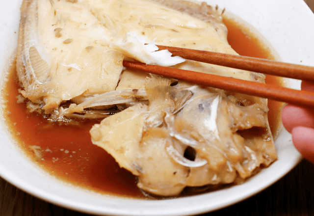 義実家で…毎回私だけに並ぶ【カレイの煮付け】に違和感。後日⇒義母が台所で“取り出したモノ”に背筋が凍る…