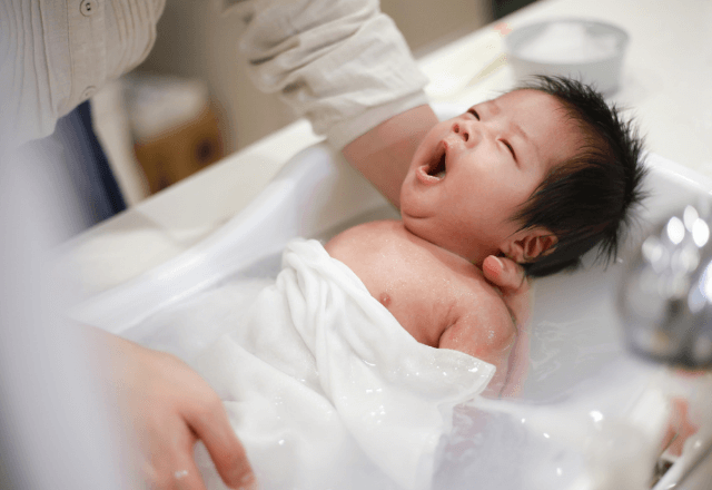 夫「子どもお風呂入れるよ」妻「一緒にやろう」だが数分後⇒「父親のくせに…」妻が入浴剤を“放り投げた”ワケ…