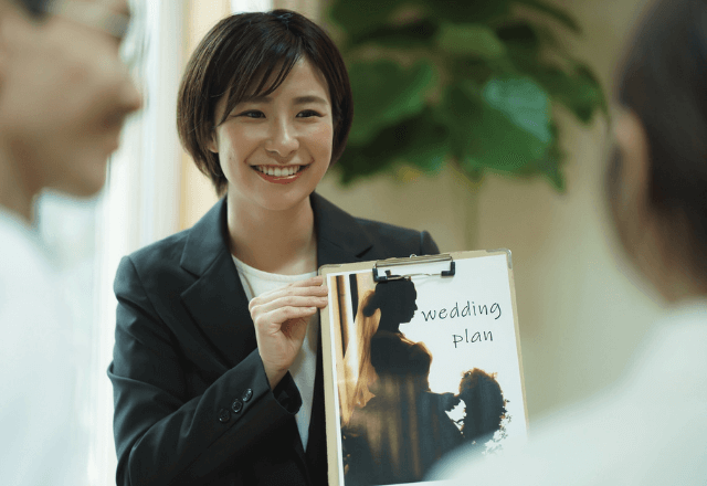新婦「皆に手紙を書きたい」スタッフ「サプライズにしましょう！」だが当日⇒参列者「何これ？」新婦絶句のワケ…