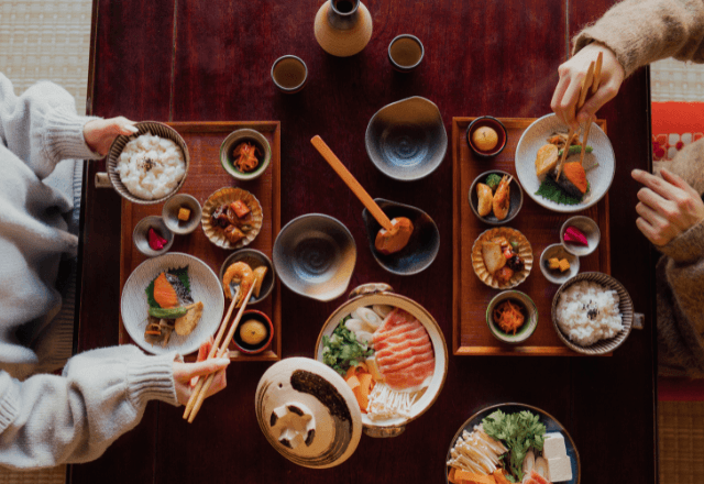 ワンオペ育児中…「俺の飯は？」深夜帰宅しスマホをいじる夫。直後⇒激怒した妻の【ある一言】に「まって」